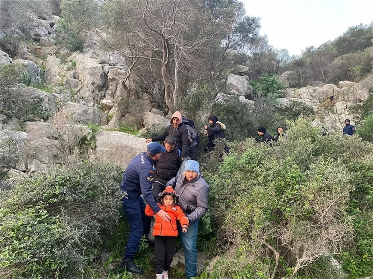 Muğla\'nın Datça ilçesinde koyda 13\'ü çocuk 34 düzensiz göçmen yakalandı