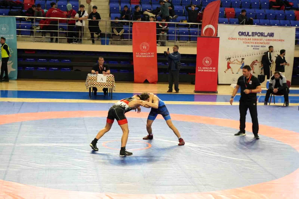 Okul Sporları Serbest/Grekoromen Güreş Türkiye Şampiyonası Niğde\'de başladı