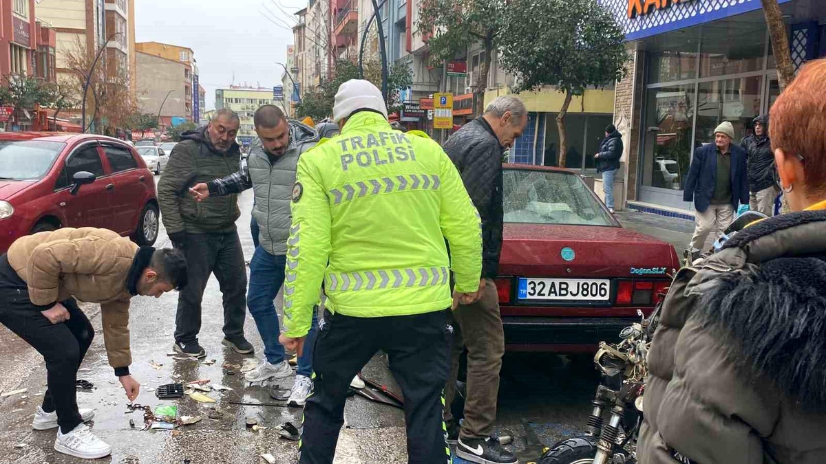 Isparta\'da otomobilin yayaya ardından motosiklete çarpması sonucu 2 kişi yaralandı