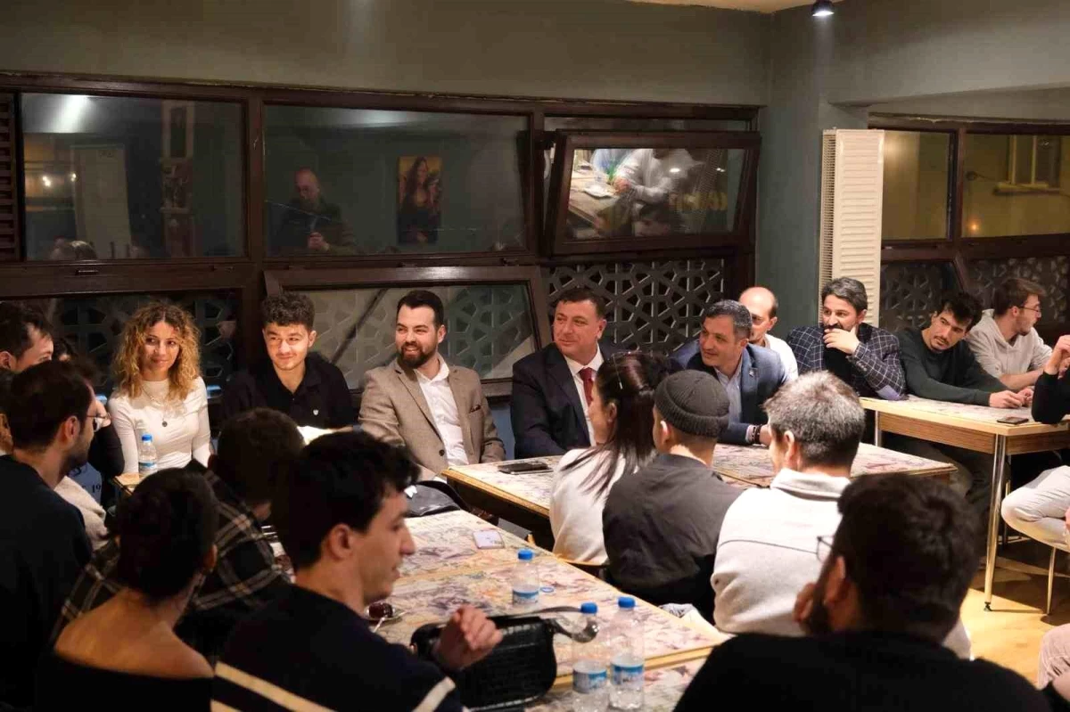 AK Parti Odunpazarı Belediye Başkan Adayı Özkan Alp, Eskişehir Osmangazi Üniversitesi öğrencileriyle buluştu