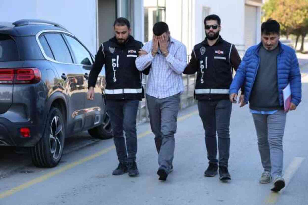 Sahte polis, kendisini durduran polislere 'Hayırdır devrem' diyerek yakalandı Sahte polis, kendisini durduran polislere 'Hayırdır devrem' diyerek yakalandı