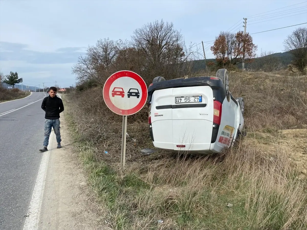 Sakarya\'da köpeğe çarpmamak için manevra yapan sürücü yaralandı