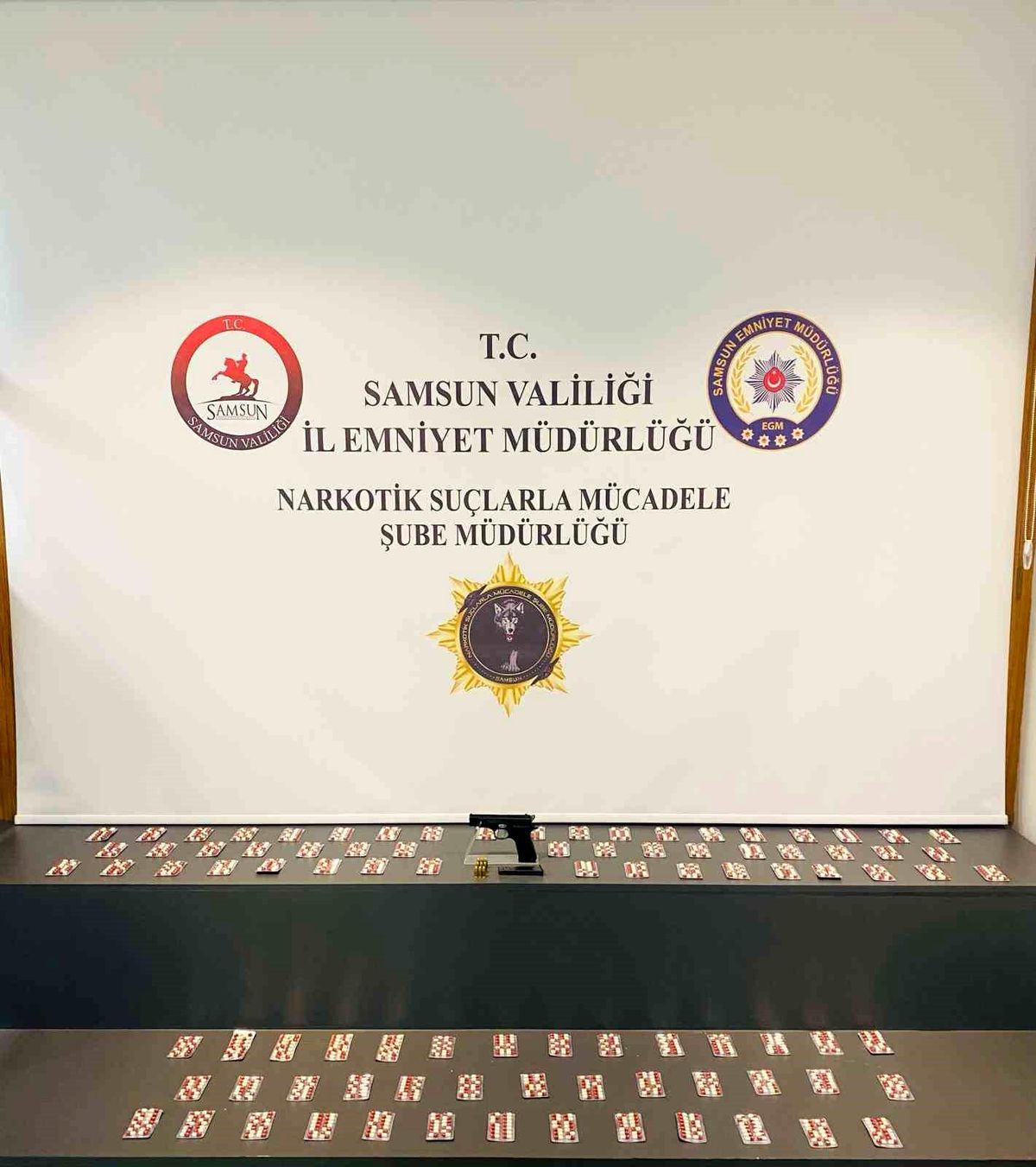 Samsun\'da bin 298 adet sentetik ecza ve silah ele geçirildi