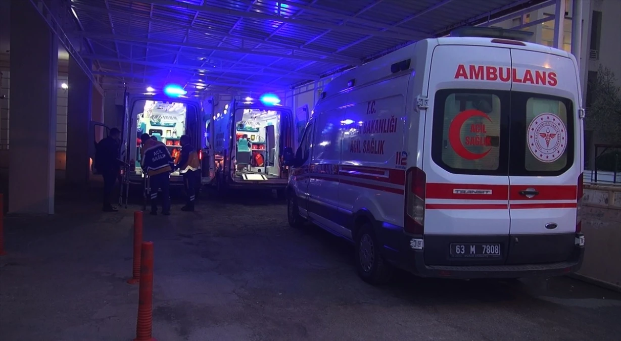 Şanlıurfa Siverek\'te Minibüs ve Otomobil Çarpıştı: 4 Yaralı