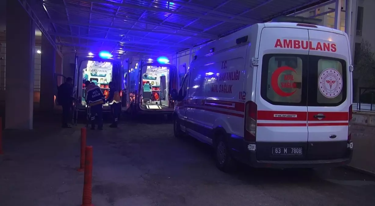 Şanlıurfa Siverek\'te Minibüs ve Otomobil Çarpıştı: 4 Yaralı