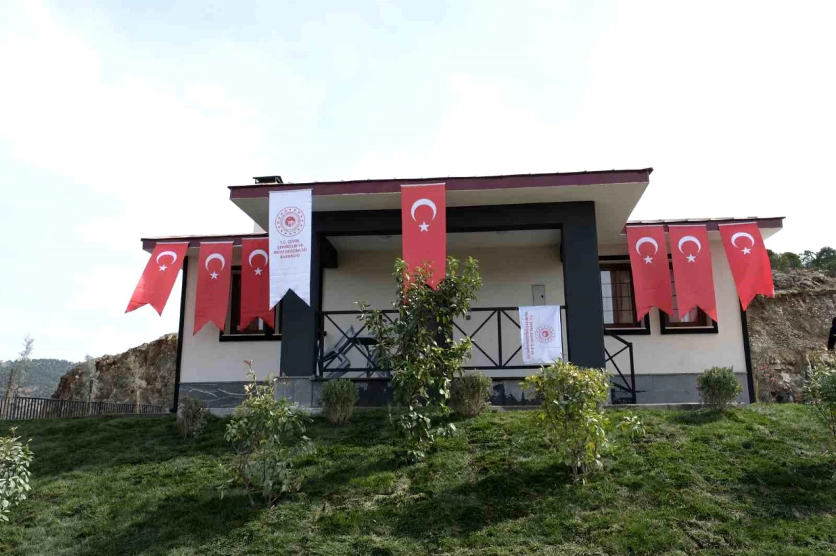 Pençe-Kilit Harekatı şehidi Müslüm Özdemir\'in ailesine yeni ev teslim edildi