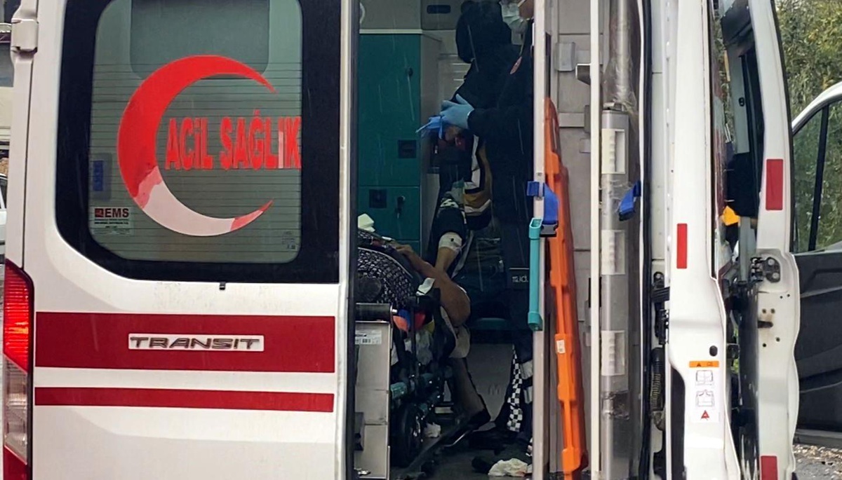 Antalya\'da iki otomobil çarpıştı: Anne ve çocuğu yaralandı
