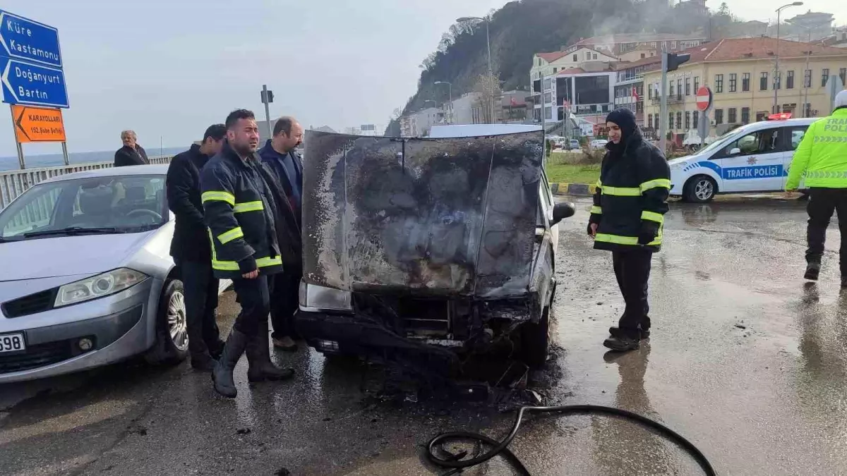 İnebolu\'da Tofaş Otomobilde Çıkan Yangın Söndürüldü