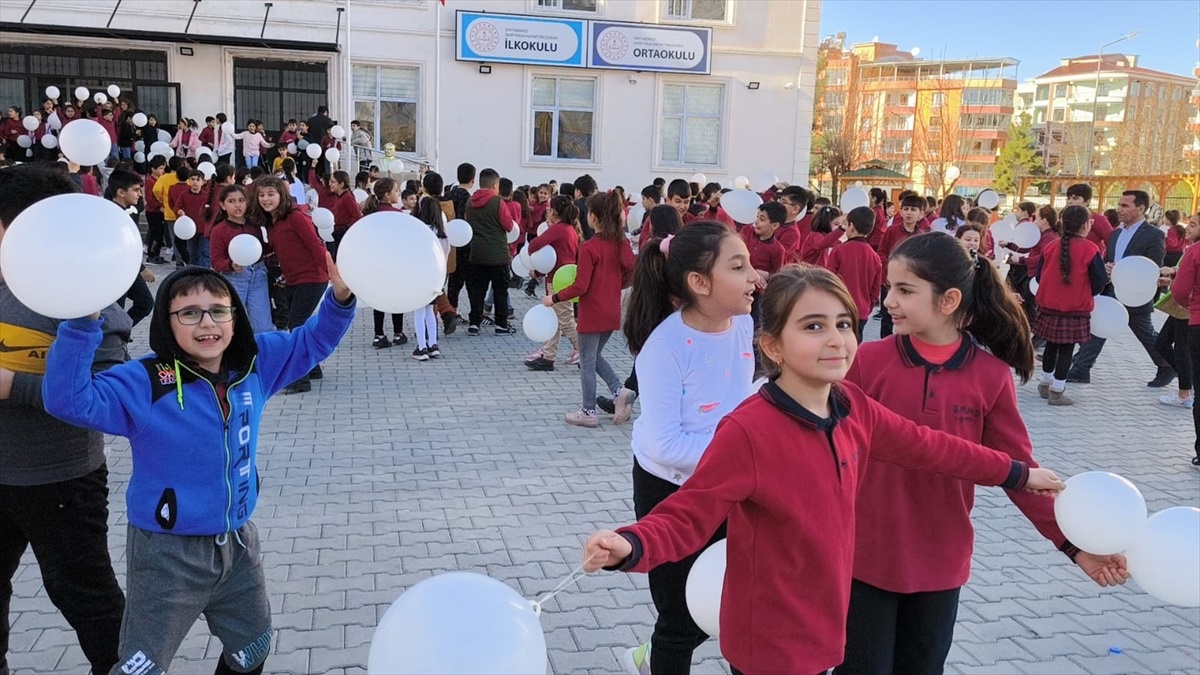 Siirt\'te çocuklar, İsrail\'in saldırılarında hayatını kaybeden yaşıtları için gökyüzüne balon bıraktı