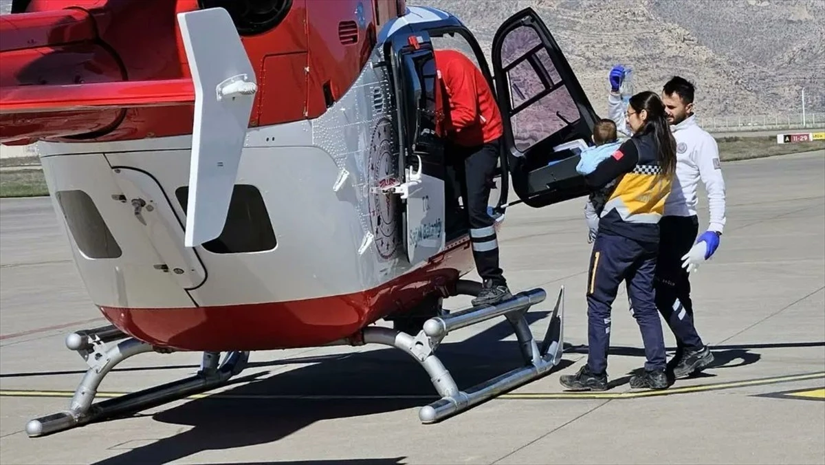Şırnak\'ta yüksek ateşli bebek ambulans helikopterle Elazığ\'a sevk edildi