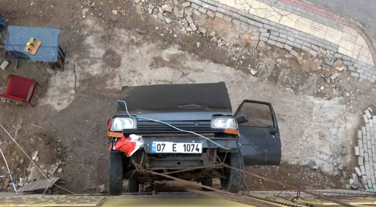 Alanya\'da kaza yapan adam otomobilini evinin çatısına astı