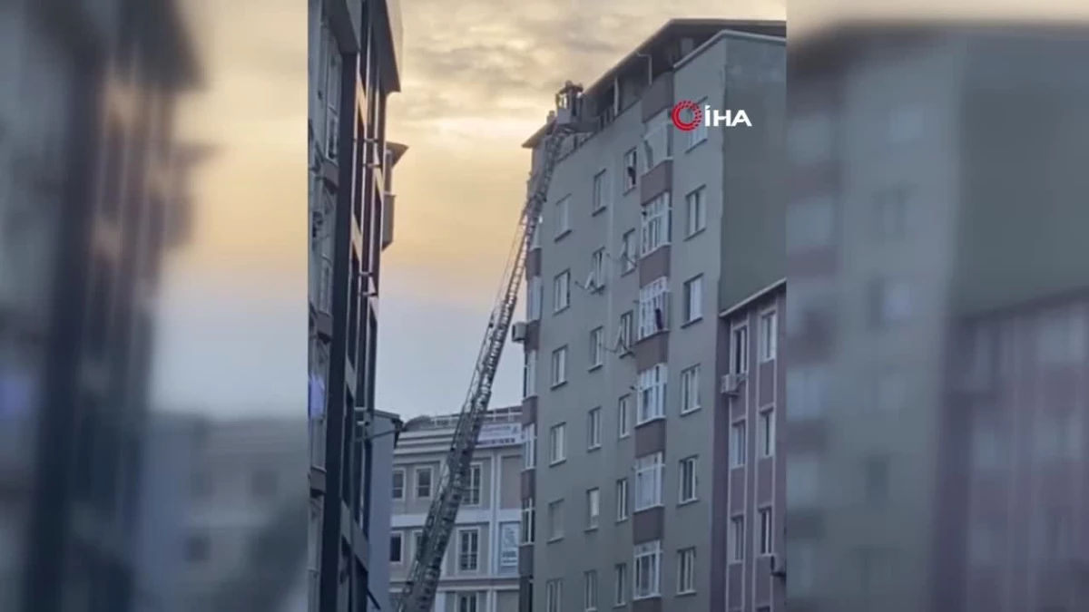 Kocaeli Gebze\'de 8 katlı binanın teras katında yangın çıktı