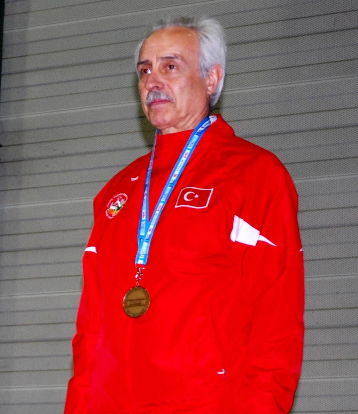 Nilüfer Belediyespor\'un veteran atleti Dr. Murat Kaçar Türkiye rekoru kırdı