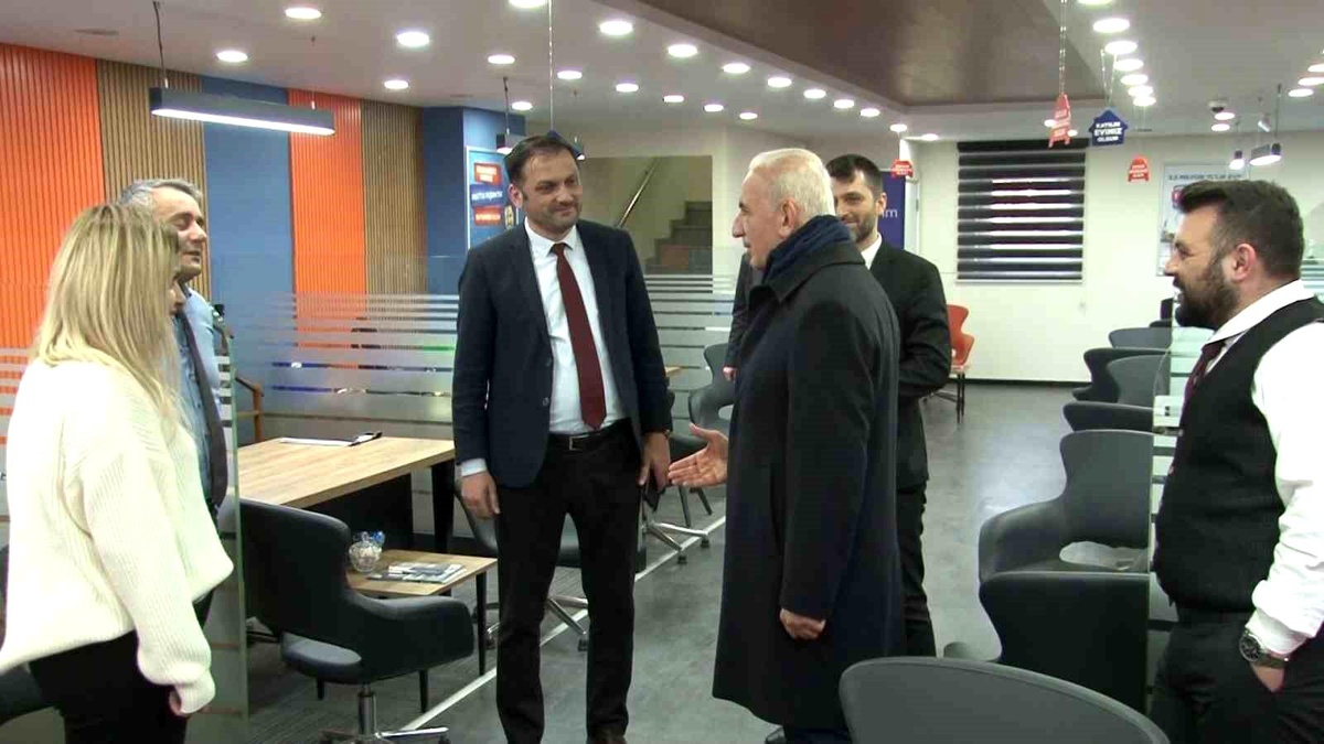 AK Parti Ümraniye Belediye Başkanı İsmet Yıldırım, Ümraniye\'de esnaf ziyaretlerinde bulundu