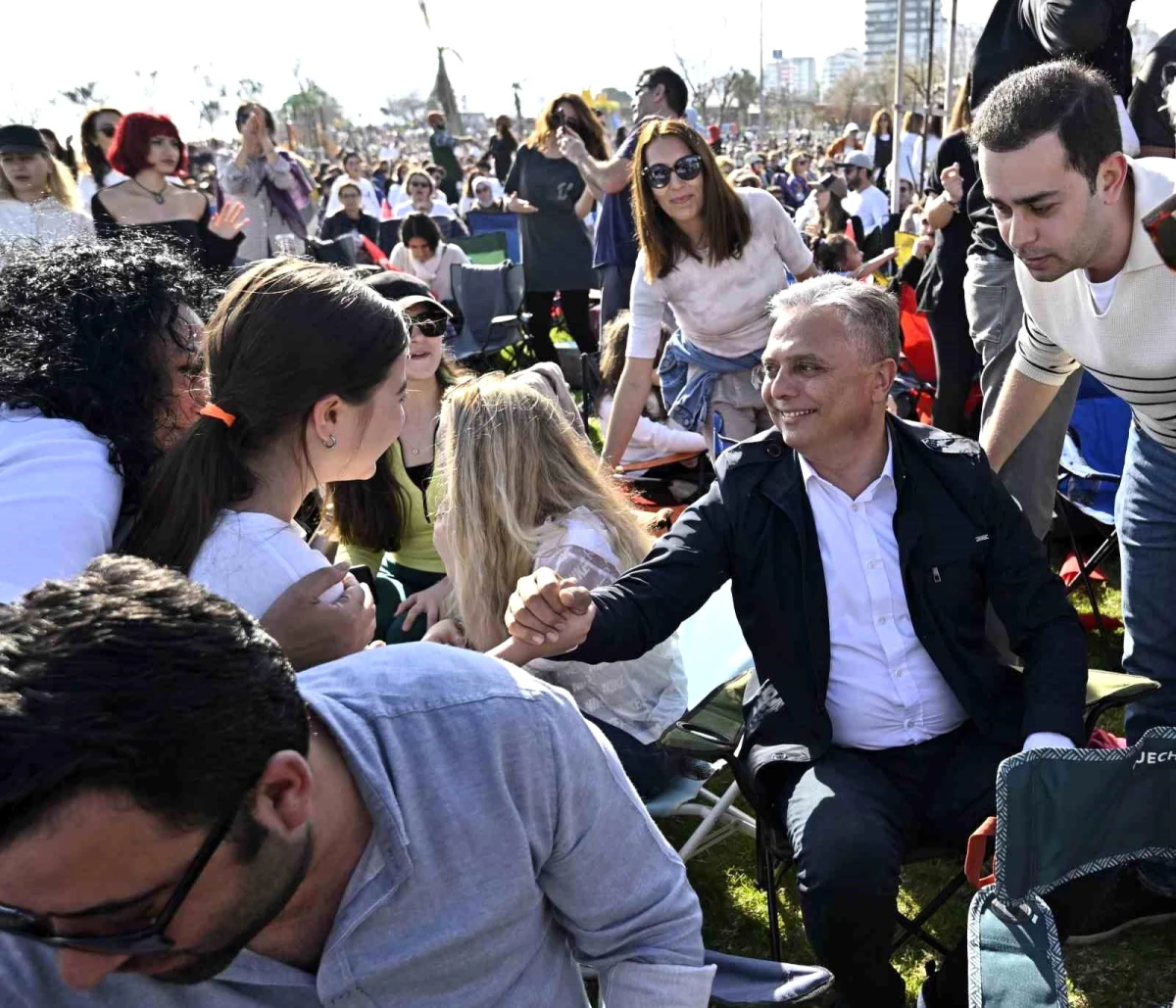 Muratpaşa Belediye Başkanı Ümit Uysal, gençlerle Erik Dalı oynadı