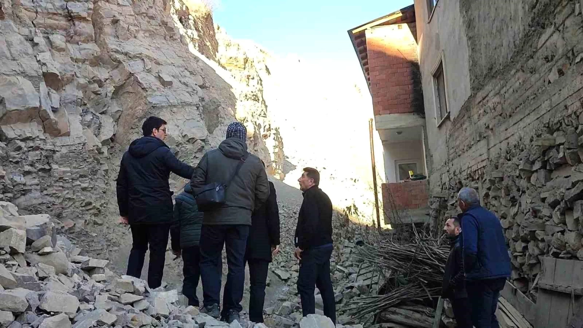 Erzurum\'da Çaybaşı Mahallesi\'nde Göçük Sonrası İnceleme Yapıldı