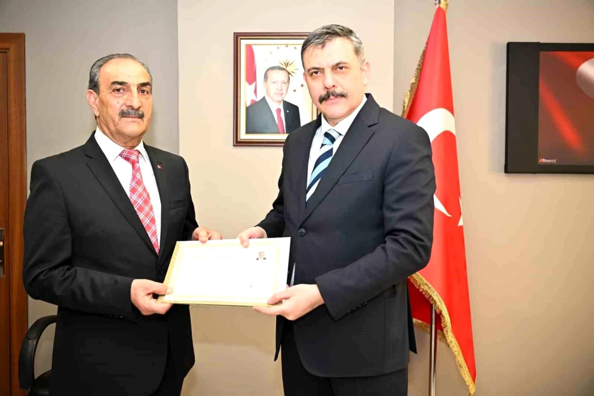 Erzurum Valisi Mustafa Çiftçi, 20 yıl hizmet veren makam şoförüne teşekkür etti