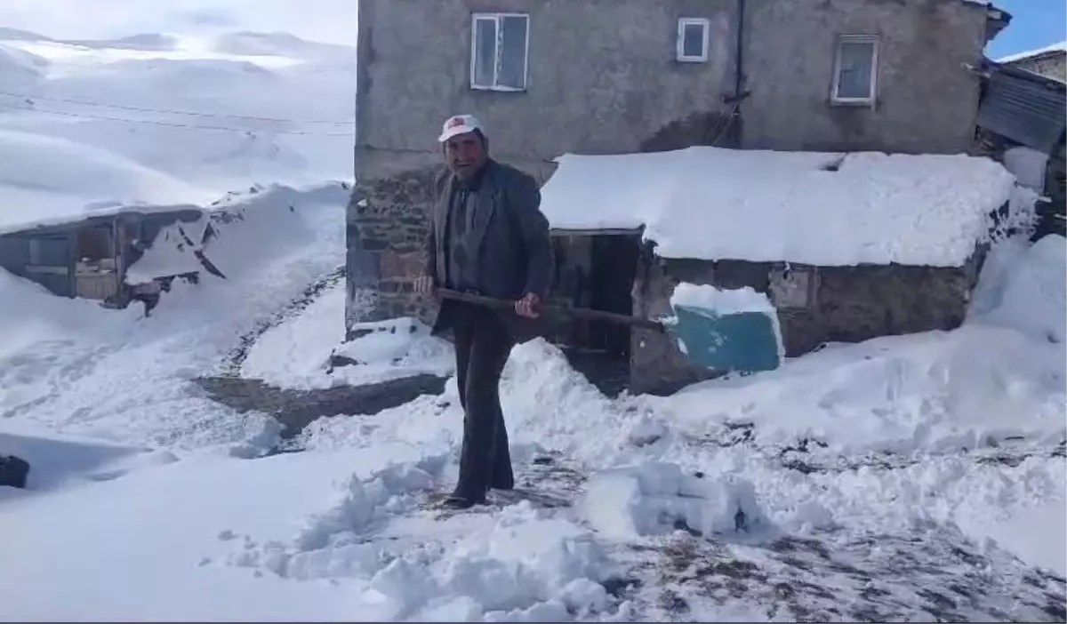 Aşkale\'nin Yumruveren köyünde kar hayatı felç ediyor
