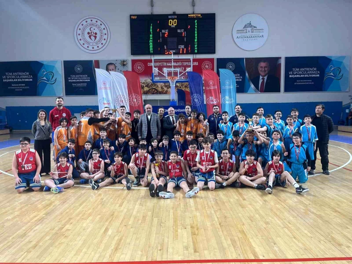 Afyonkarahisar\'da Okul Sporları Basketbol Müsabakaları Tamamlandı