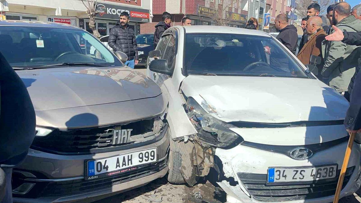 Ağrı\'da Kafa Kafaya Çarpışan Araçlarda Maddi Hasar Oluştu