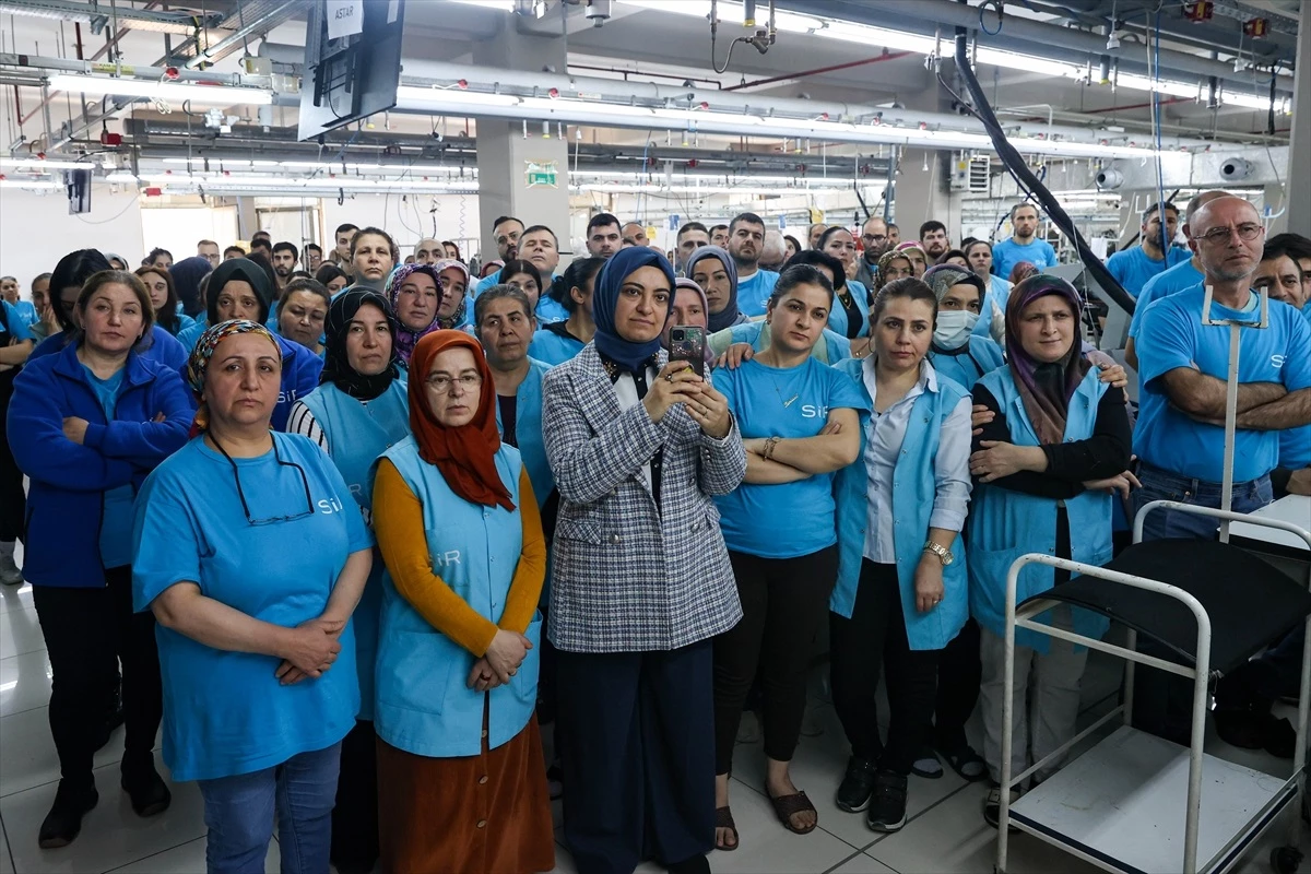 AK Parti İzmir Büyükşehir Belediye Başkan adayı Hamza Dağ, Gaziemir\'deki tekstil fabrikalarında işçilerle buluştu
