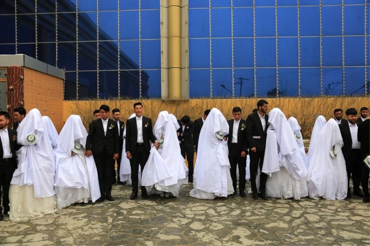 Afganistan\'da düşük gelirli çiftler için toplu nikah töreni düzenlendi