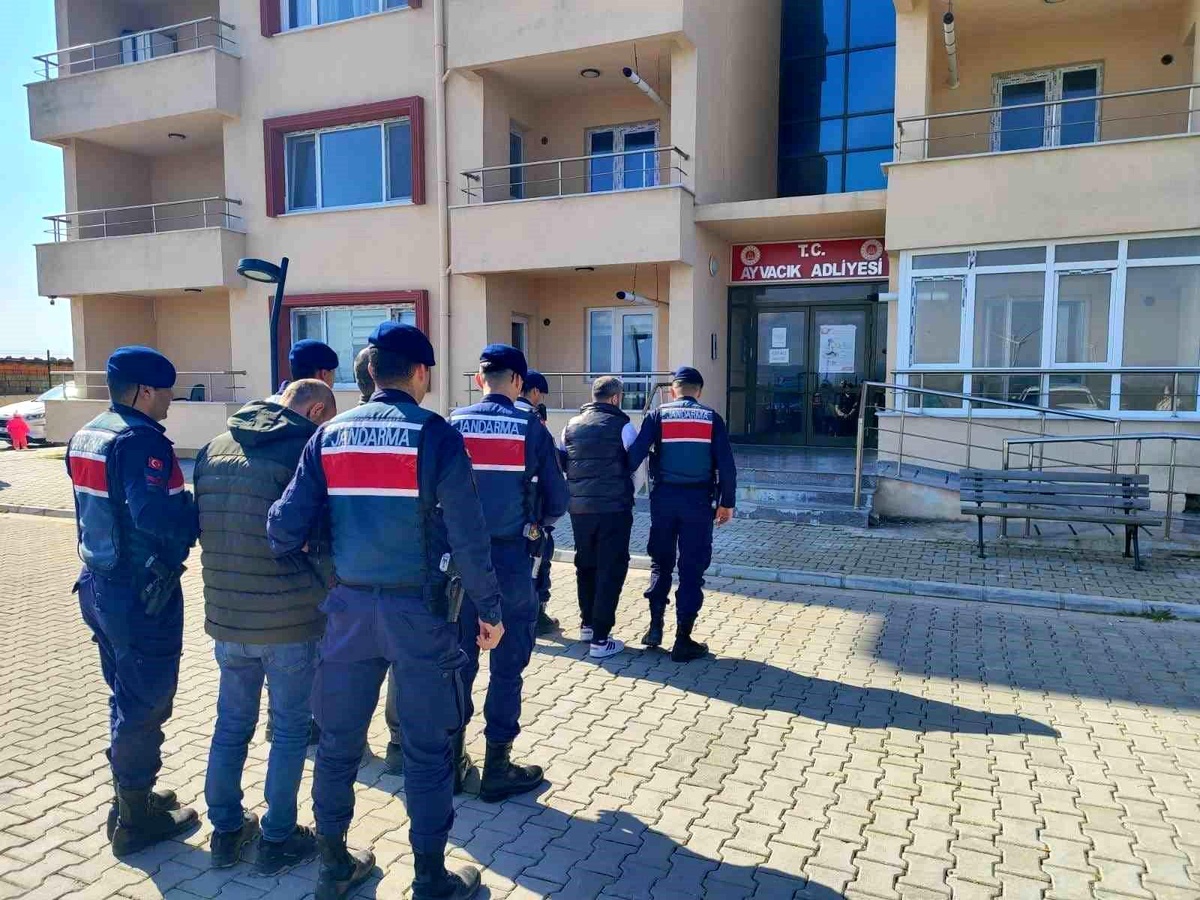 Çanakkale\'de kaçak göçmen operasyonu: 9 göçmen yakalandı, 2 organizatör tutuklandı