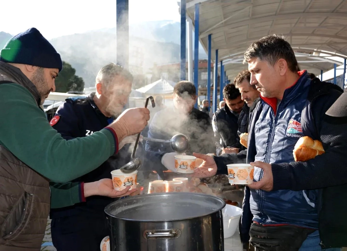 Babadağ Belediyesi Pazaryerinde Sıcak Çorba Dağıtımı Gerçekleştirdi