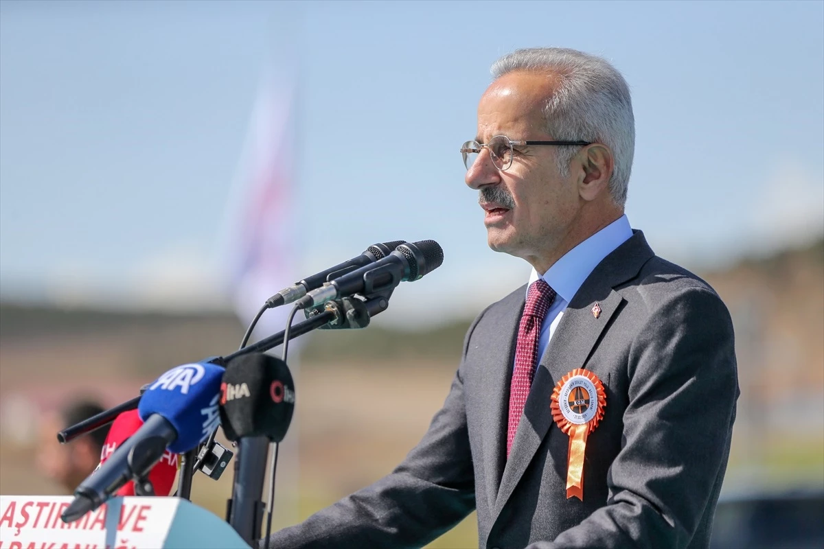 Ulaştırma ve Altyapı Bakanı Abdulkadir Uraloğlu, Türkiye\'nin ulaşım altyapısını güçlendirmek için çalışmaların devam edeceğini söyledi