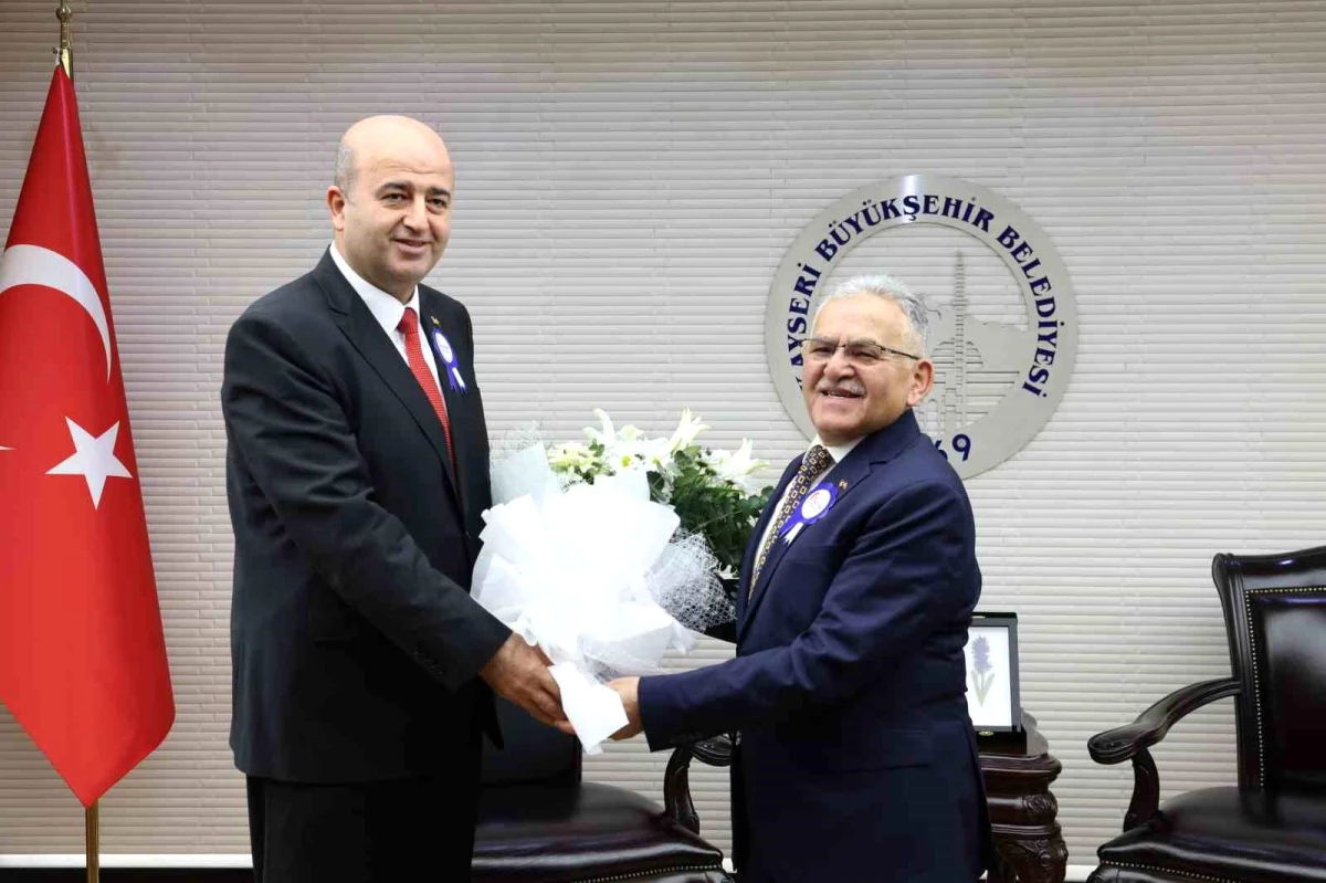 Kayseri Büyükşehir Belediye Başkanı Dr. Memduh Büyükkılıç, Vergi Haftası etkinlikleri kapsamında Kayseri Vergi Dairesi Başkanı İbrahim Kaya\'yı kabul etti