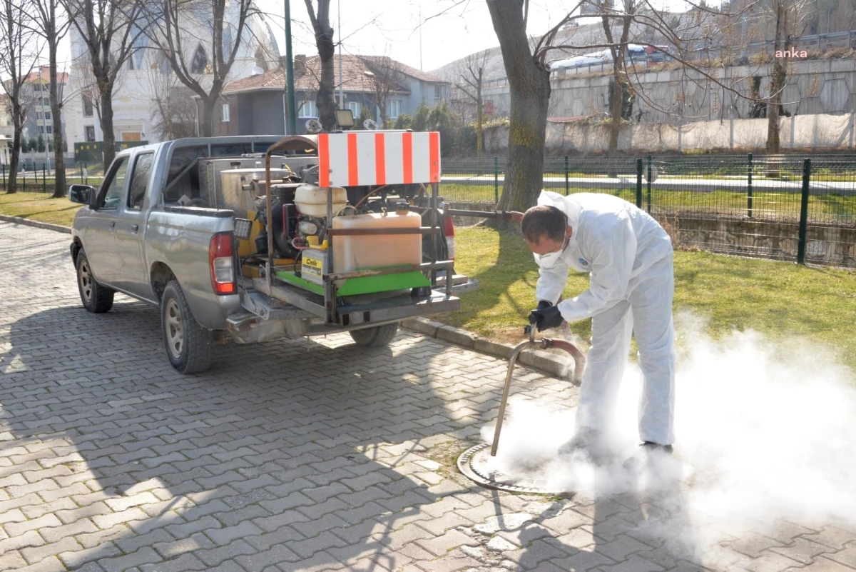 Bozüyük Belediyesi Rögar Kapaklarında Haşere İlaçlama Çalışmalarına Devam Ediyor