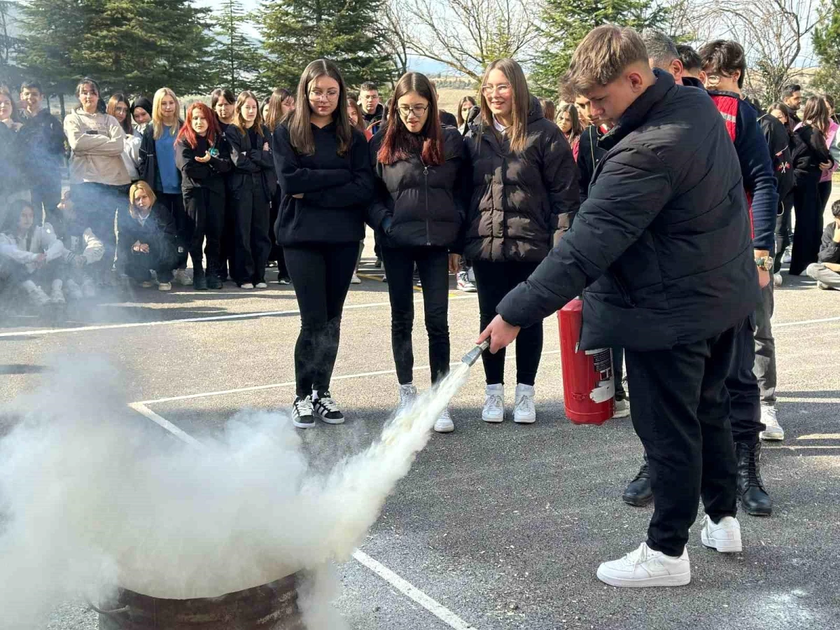 Bozüyük Belediyesi İtfaiye Müdürlüğü\'nden öğrencilere yangın eğitimi