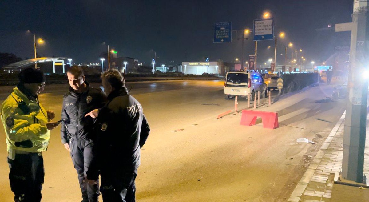 Bursa\'da Motosiklet Hafif Ticari Araça Çarptı, Sürücü Hafif Yaralandı