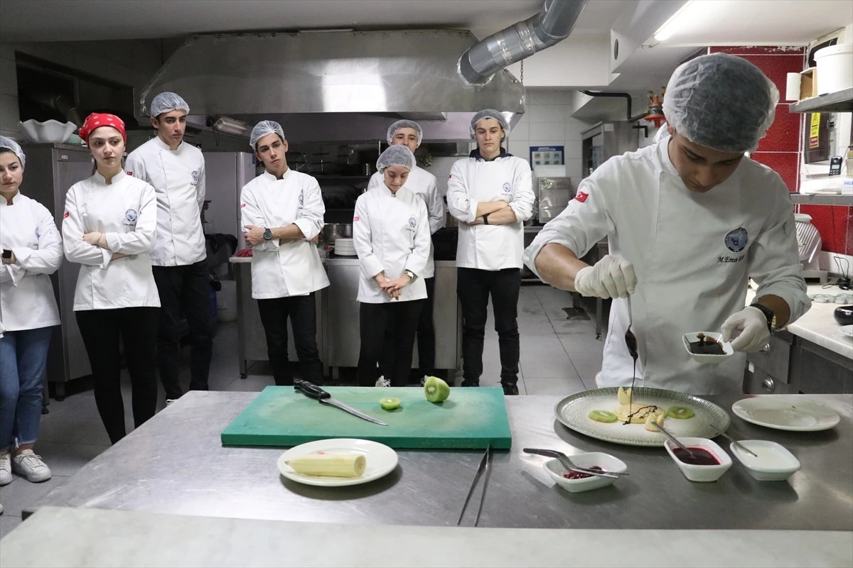 Bursalı Şef Adaylarından Uluslararası Yemek Yarışmasında 12 Altın Madalya ve Kupa