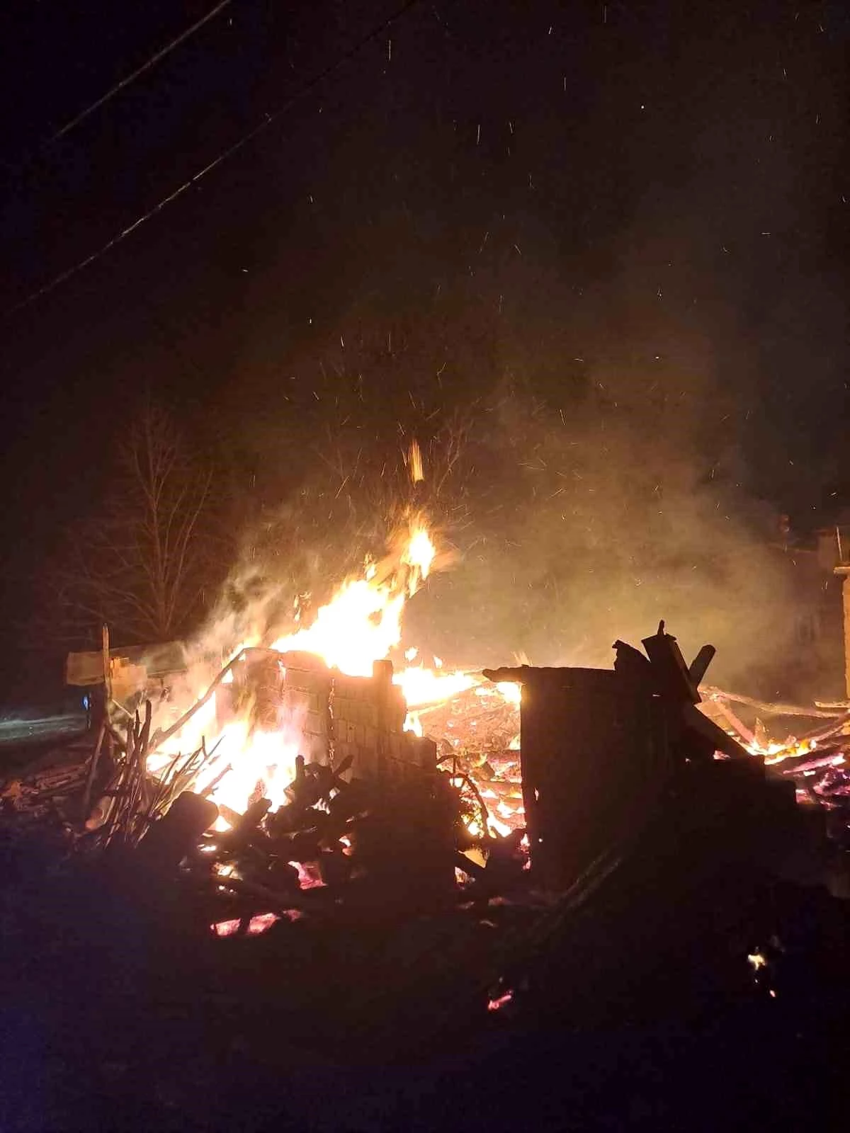 Kastamonu\'da buzdolabı patlaması sonucu çıkan yangında iki ev yandı