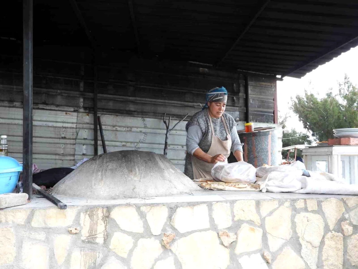 Depremin vurduğu Hatay\'da ev kadınları tandırda ürünler satarak aile ekonomisine katkı sağlıyor