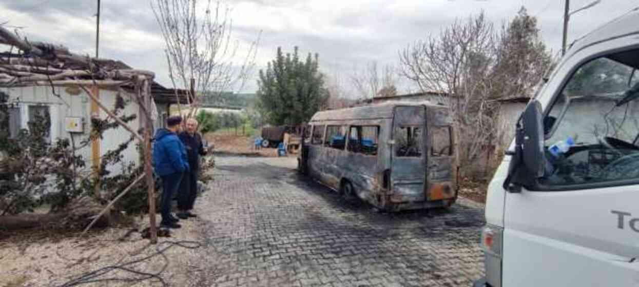 Ceyhan'da Cumhur İttifakı seçim aracına çirkin saldırı