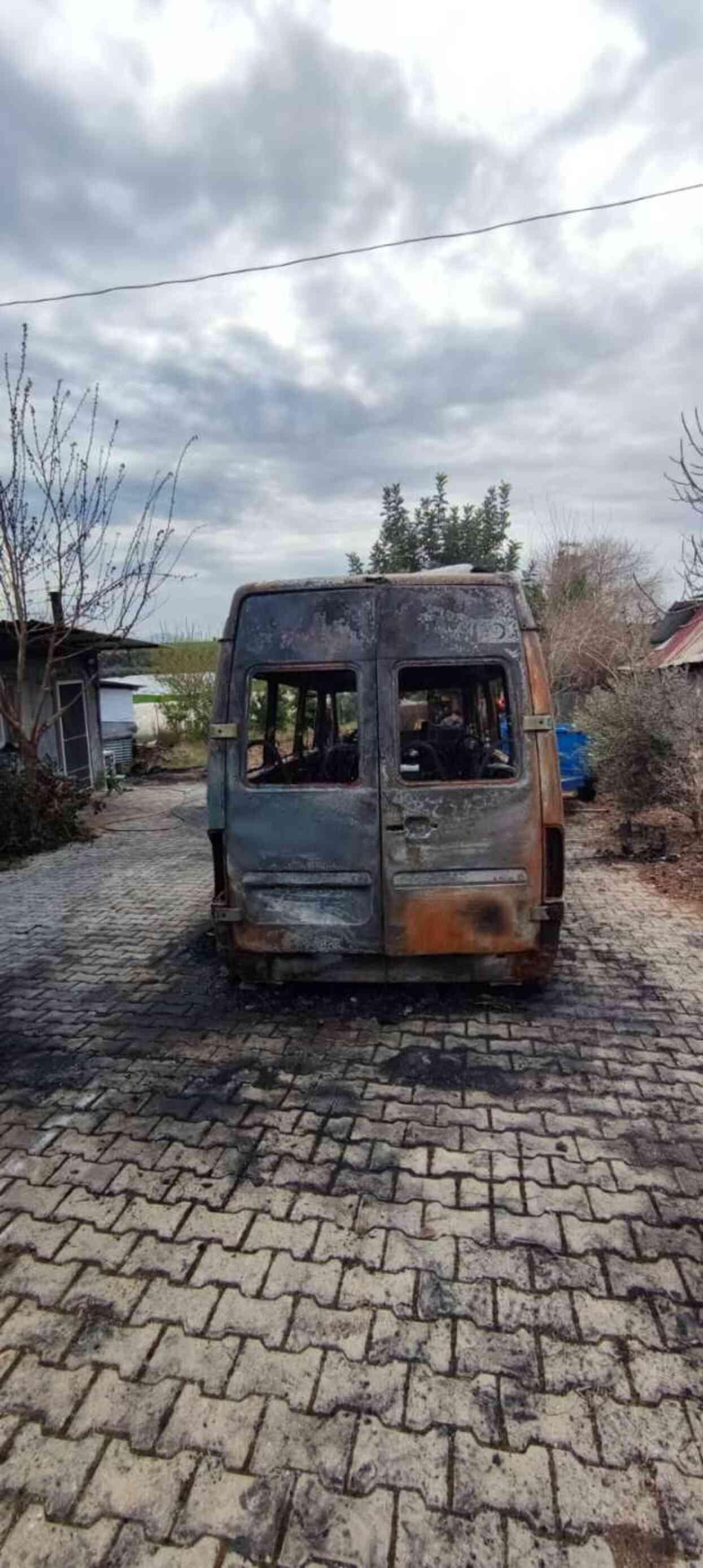 Ceyhan'da Cumhur İttifakı seçim aracına çirkin saldırı