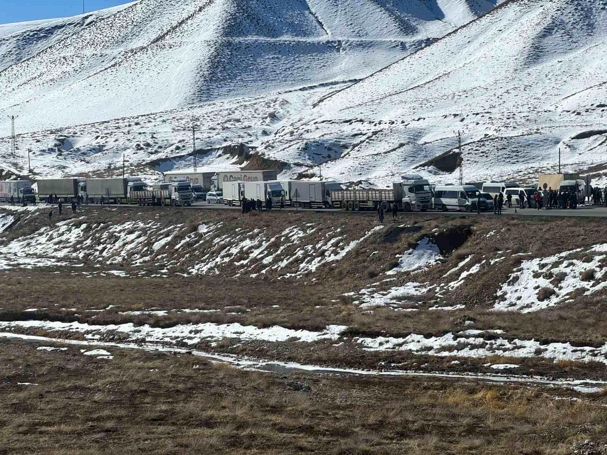 Van-Hakkari kara yolu çığ nedeniyle kapatıldı, yeniden trafiğe açıldı