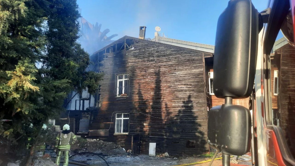 Cihangir\'de Ahşap Binada Çıkan Yangın İtfaiye Tarafından Söndürüldü