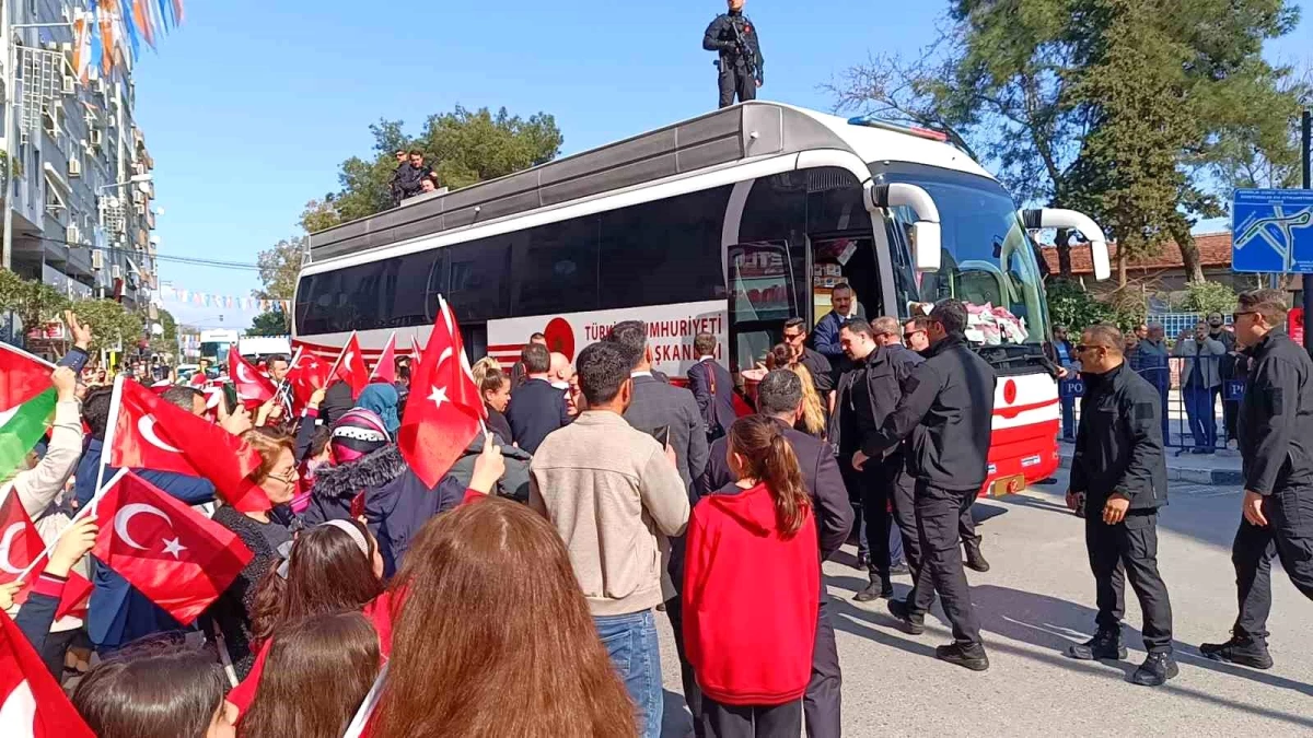 Cumhurbaşkanı Erdoğan Manisa\'da Sevgi Gösterileriyle Karşılandı