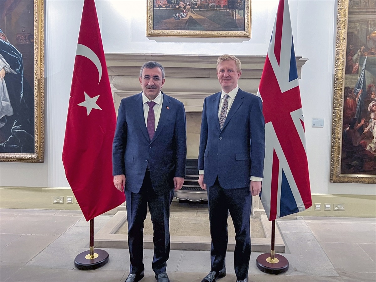Cumhurbaşkanı Yardımcısı Cevdet Yılmaz, İngiltere Başbakan Yardımcısı Oliver Dowden ile Ticari ve Ekonomik İlişkileri Görüştü