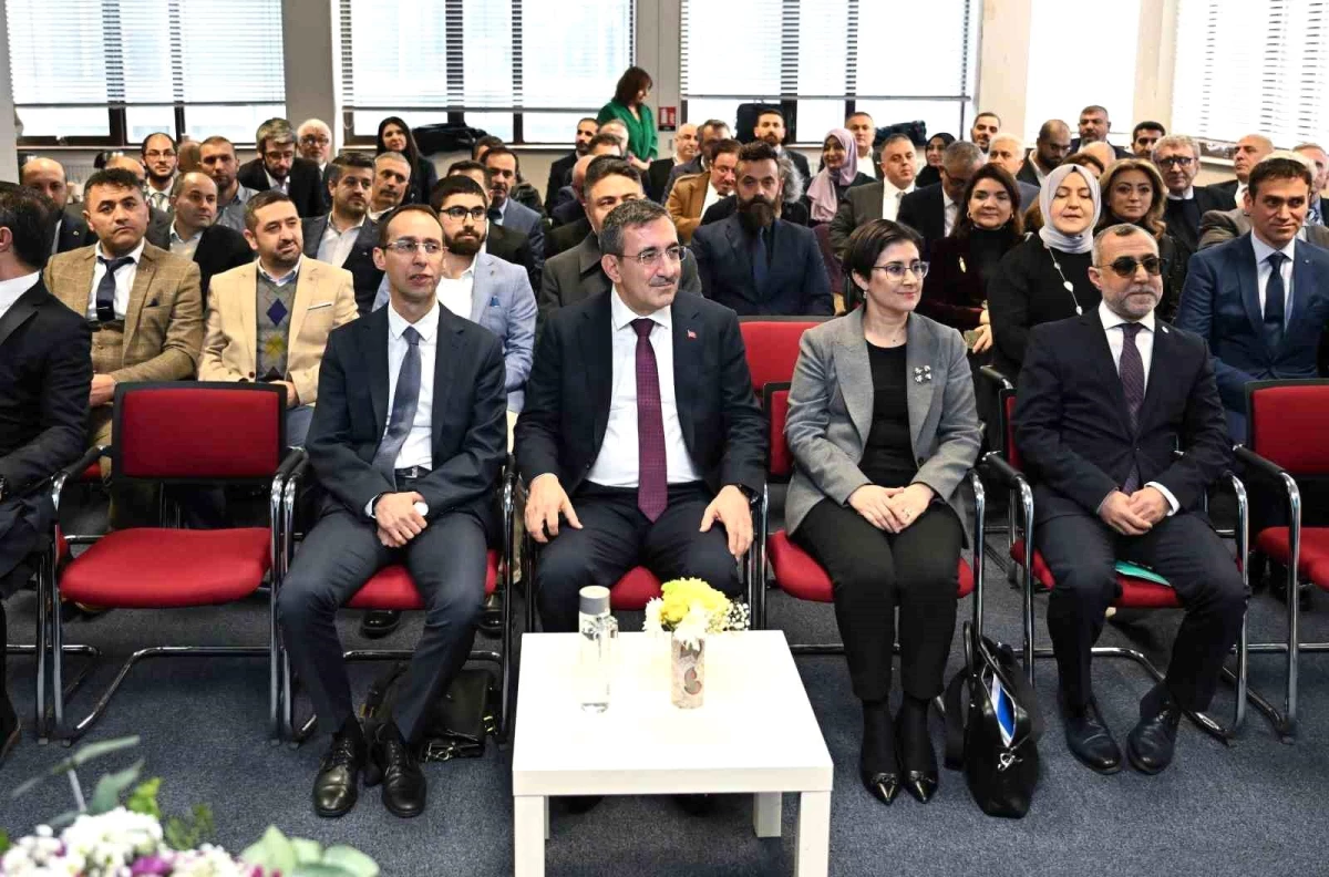 Cumhurbaşkanı Yardımcısı Cevdet Yılmaz, İngiltere\'de Türk iş dünyası temsilcileriyle bir araya geldi