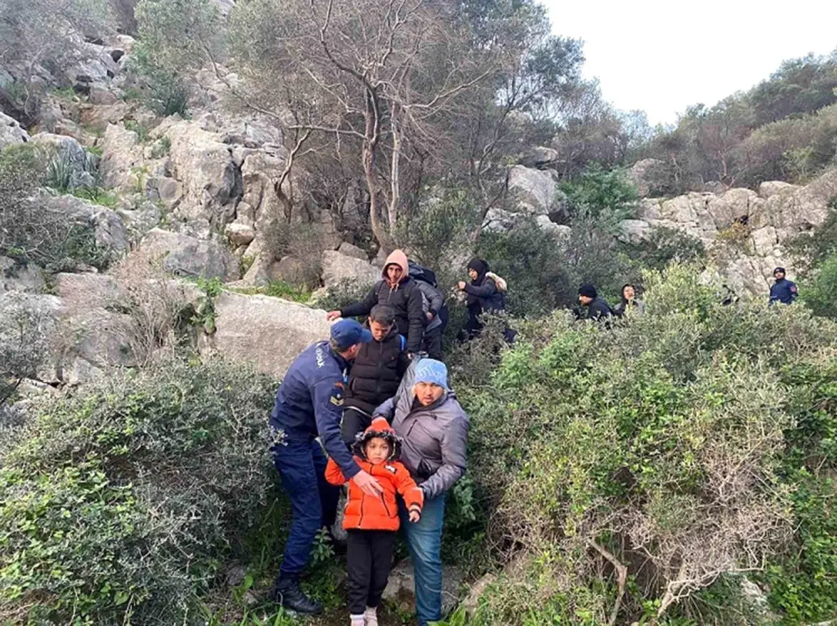 Muğla\'da Armutlu Koyu\'nda 21 düzensiz göçmen yakalandı