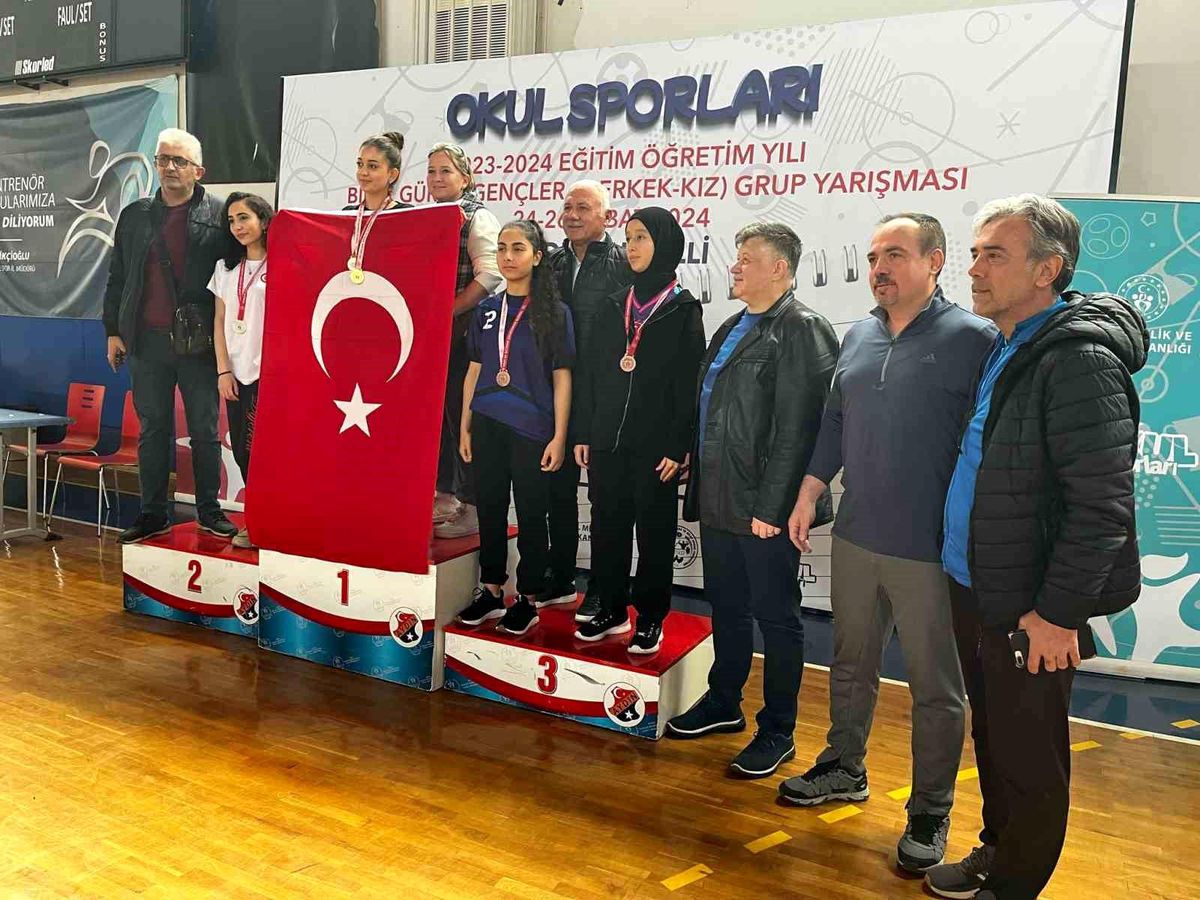 Aydın\'da Bilek Güreşi Gençler Grup Yarışmaları Gerçekleştirildi