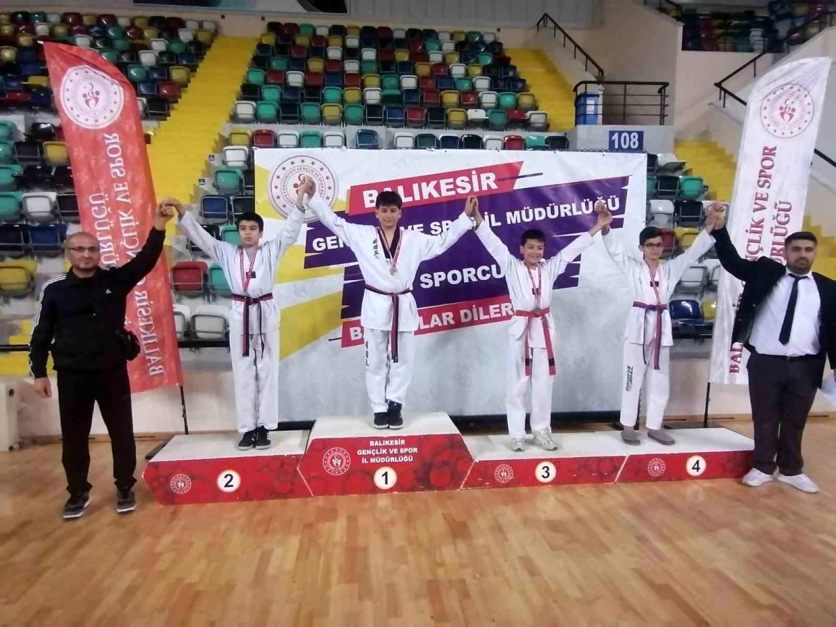 Balıkesir\'de Yıldızlar Tekvando Şampiyonasında 4 Altın Madalya Kazanıldı