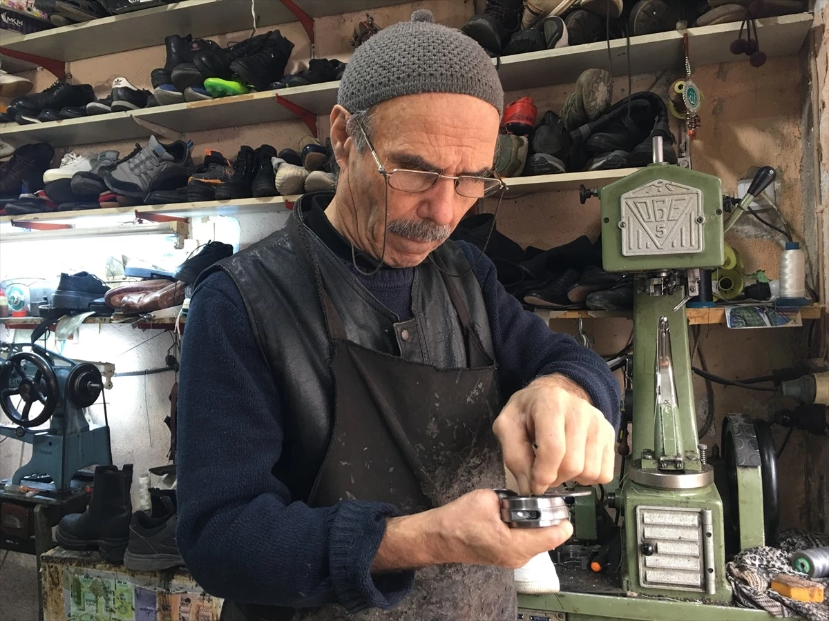 Zonguldak\'ta 67 yıldır ayakkabı imalatı ve tamirciliği yapan Recep Akman