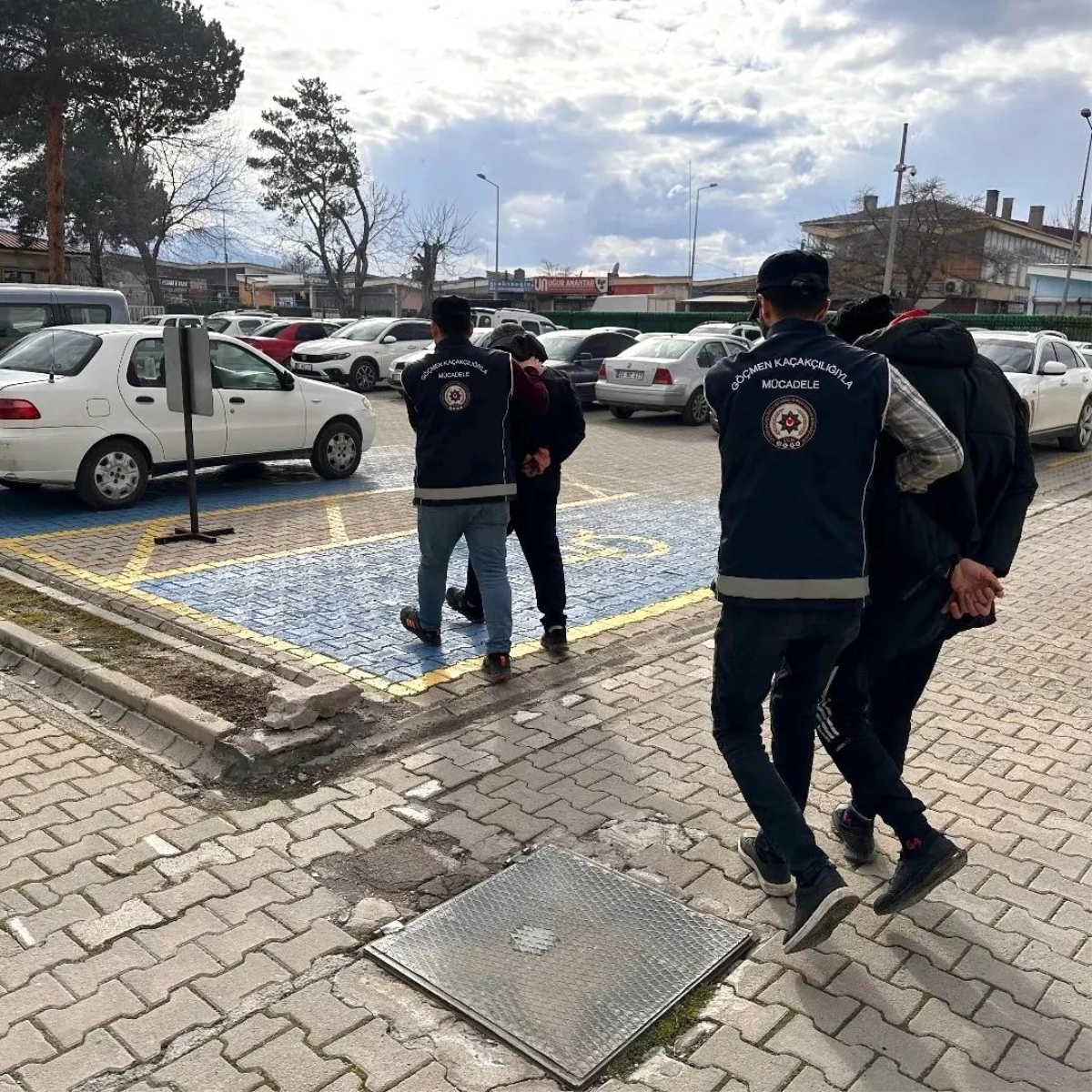 Erzincan\'da göçmen kaçakçılığı suçundan 2 zanlı tutuklandı