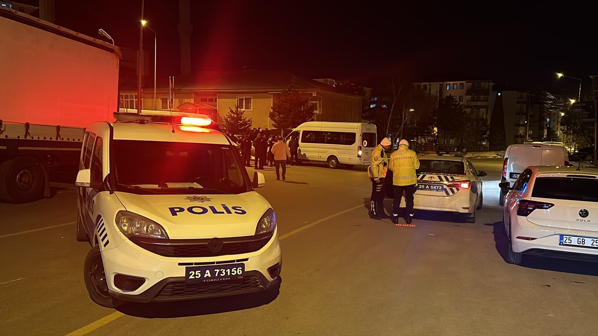 Erzurum\'da 4 aracın karıştığı trafik kazasında 3 kişi yaralandı