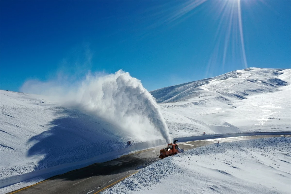 Erzurum\'da Karayolları ekipleri karla mücadele çalışması yapıyor